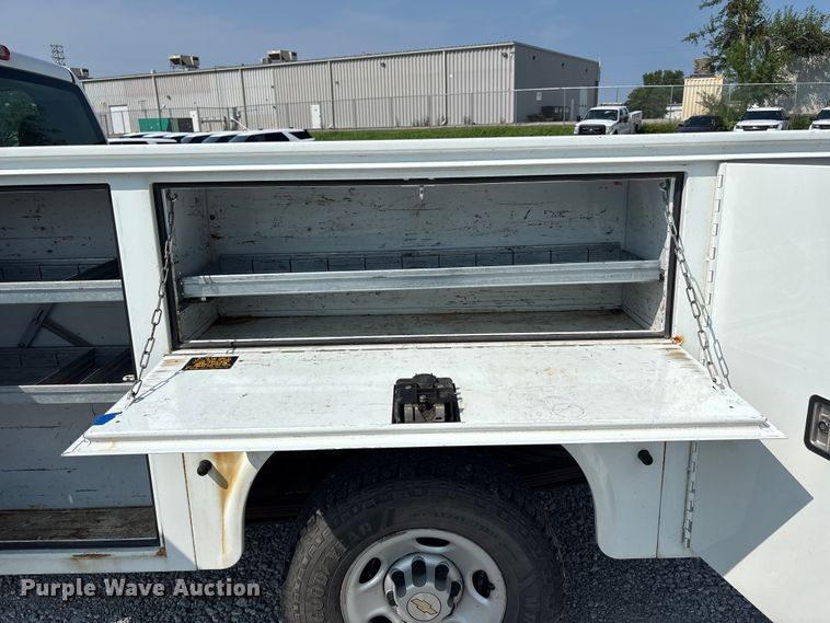 image for item NM9914 2009 Chevrolet Silverado 2500HD utility bed pickup truck