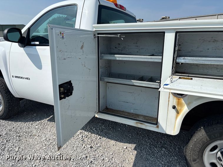 image for item NM9914 2009 Chevrolet Silverado 2500HD utility bed pickup truck