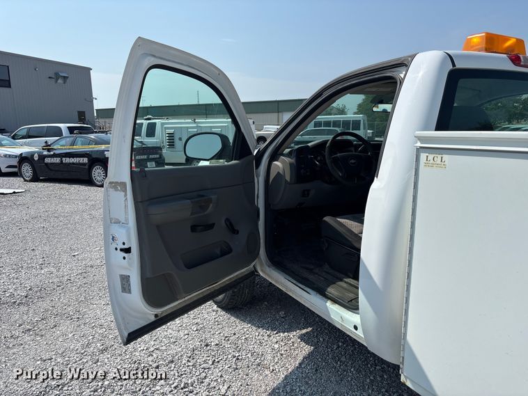 image for item NM9914 2009 Chevrolet Silverado 2500HD utility bed pickup truck