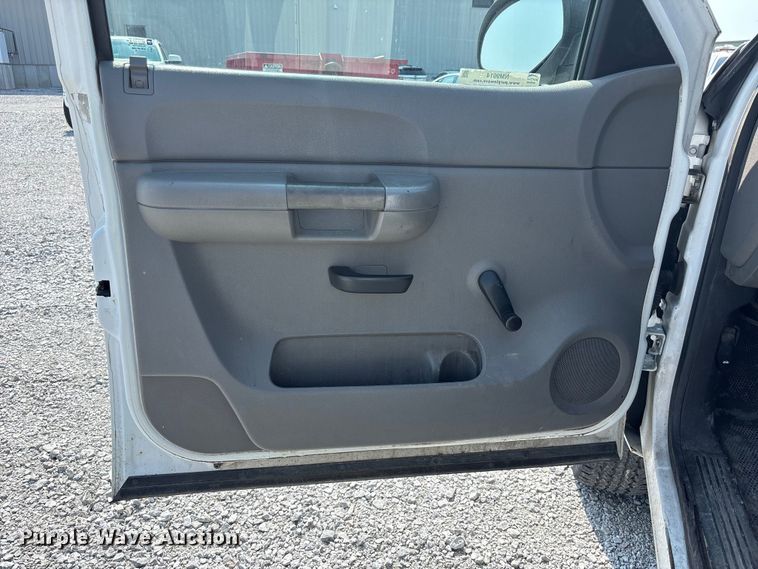 image for item NM9914 2009 Chevrolet Silverado 2500HD utility bed pickup truck