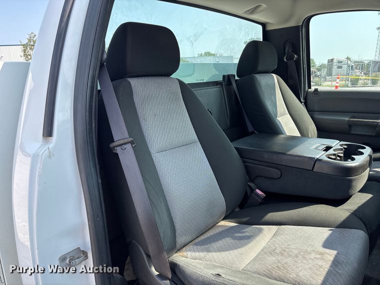 image for item NM9914 2009 Chevrolet Silverado 2500HD utility bed pickup truck