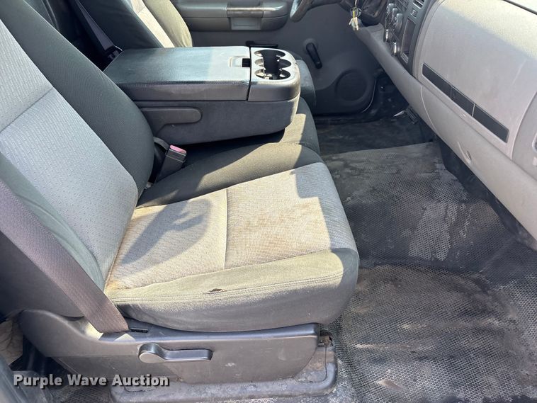 image for item NM9914 2009 Chevrolet Silverado 2500HD utility bed pickup truck