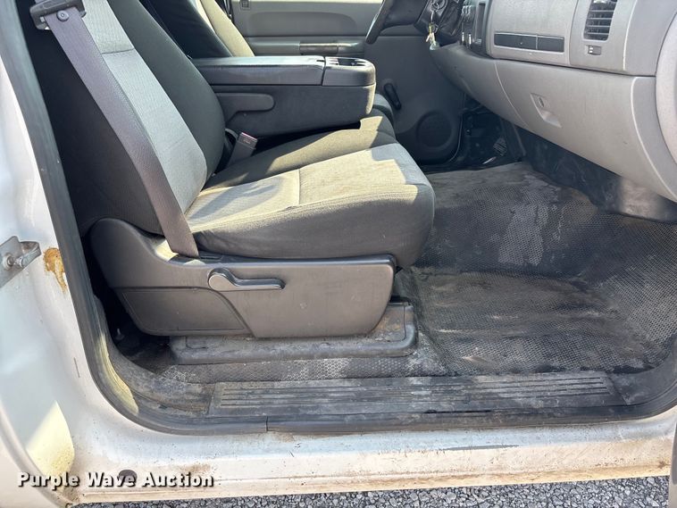 image for item NM9914 2009 Chevrolet Silverado 2500HD utility bed pickup truck