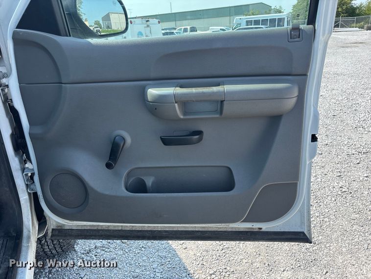 image for item NM9914 2009 Chevrolet Silverado 2500HD utility bed pickup truck