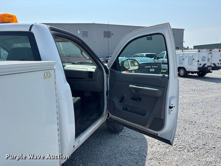 image for item NM9914 2009 Chevrolet Silverado 2500HD utility bed pickup truck