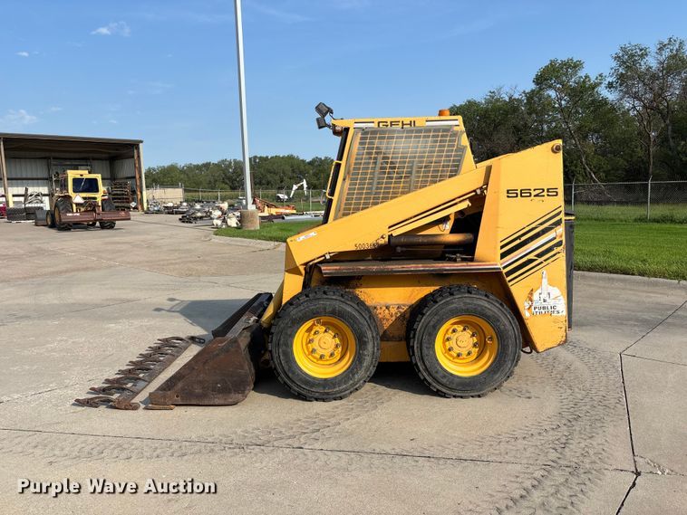 image for item NM9920 1991 Gehl SL5625 skid steer loader