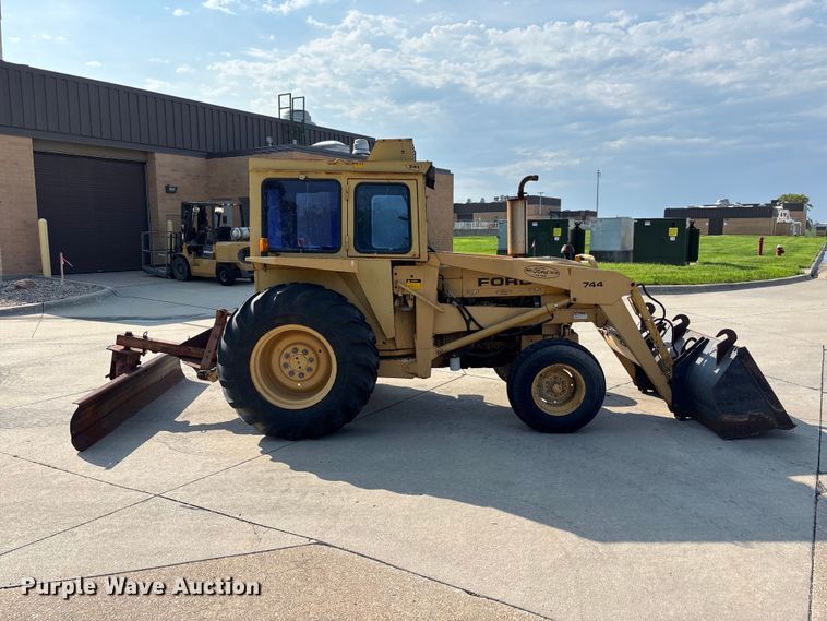 image for item NM9921 1990 Ford 250C tractor