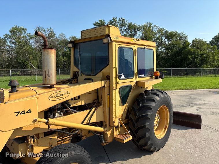 image for item NM9921 1990 Ford 250C tractor
