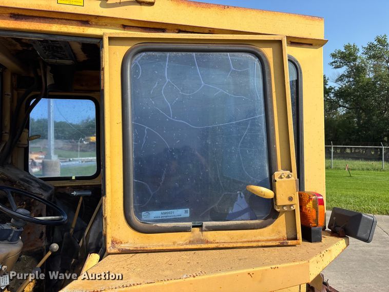 image for item NM9921 1990 Ford 250C tractor