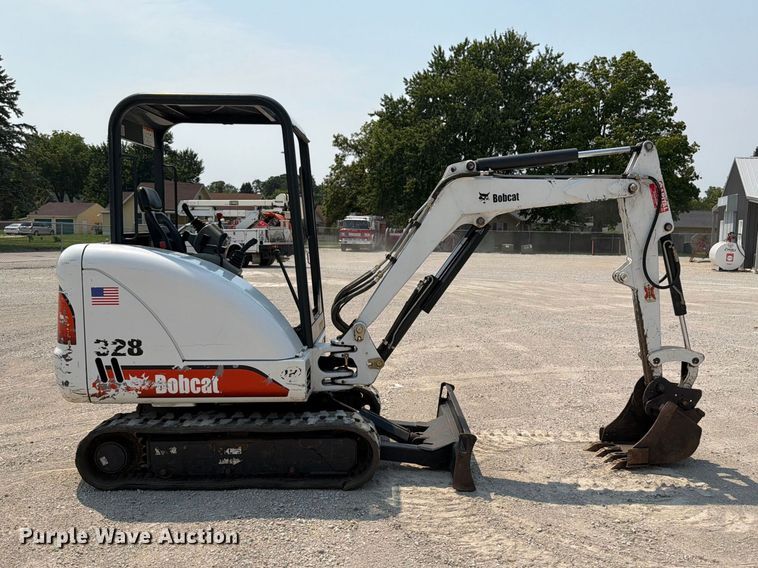 image for item OE9670 2002 Bobcat 328D mini excavator