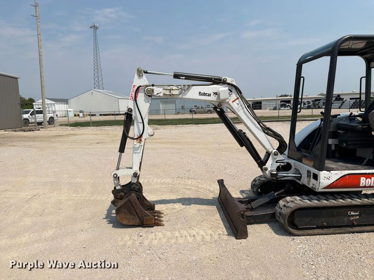 image for item OE9670 2002 Bobcat 328D mini excavator