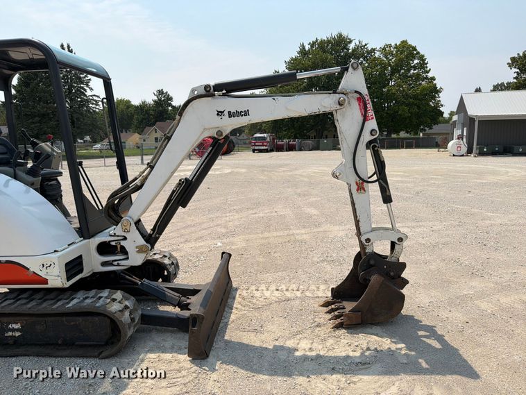 image for item OE9670 2002 Bobcat 328D mini excavator