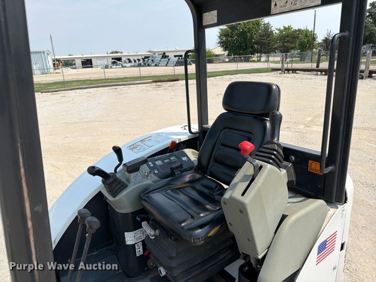 image for item OE9670 2002 Bobcat 328D mini excavator