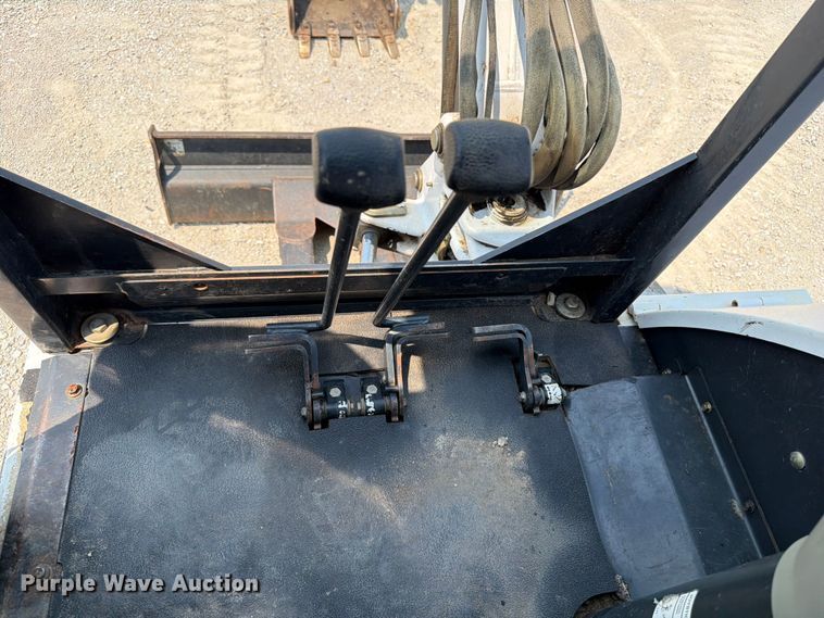 image for item OE9670 2002 Bobcat 328D mini excavator