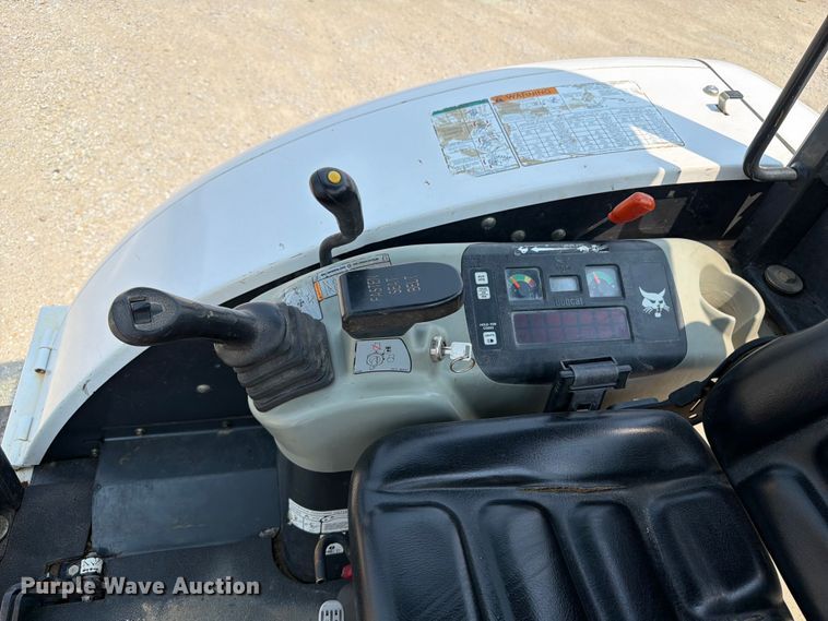 image for item OE9670 2002 Bobcat 328D mini excavator