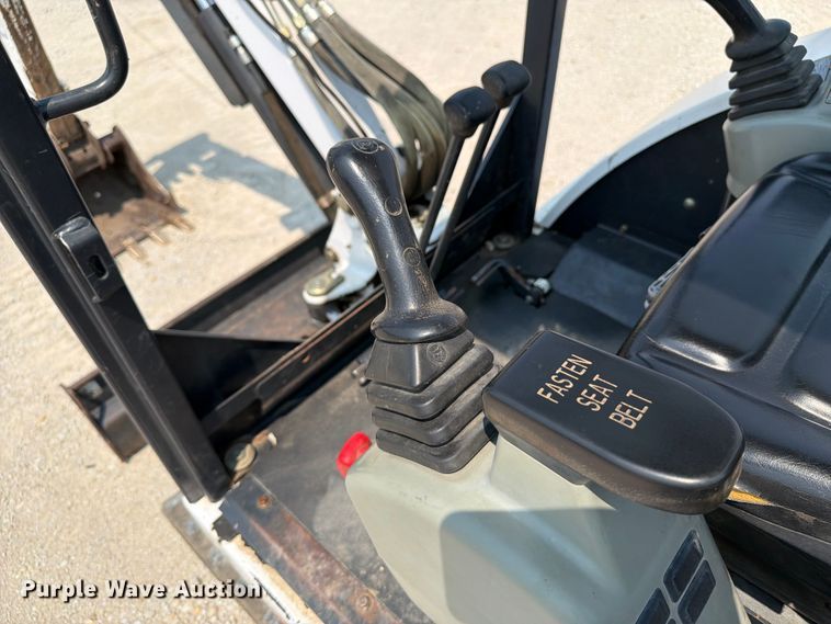 image for item OE9670 2002 Bobcat 328D mini excavator