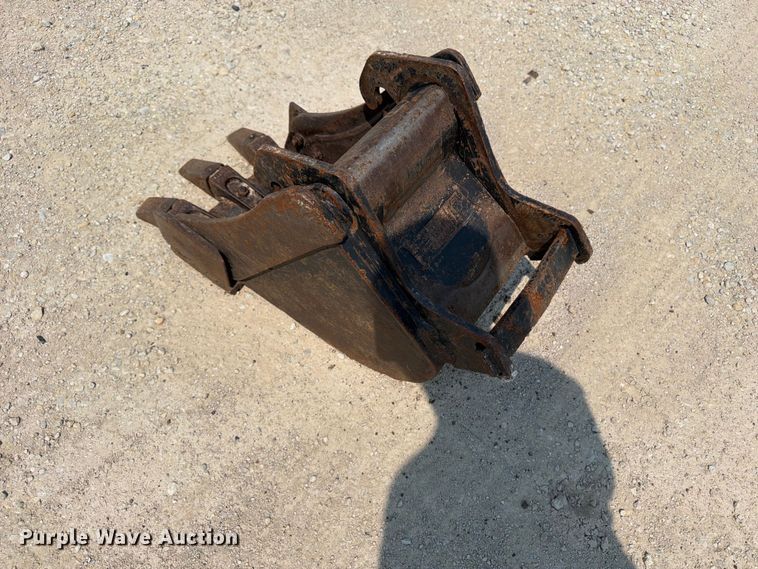 image for item OE9670 2002 Bobcat 328D mini excavator