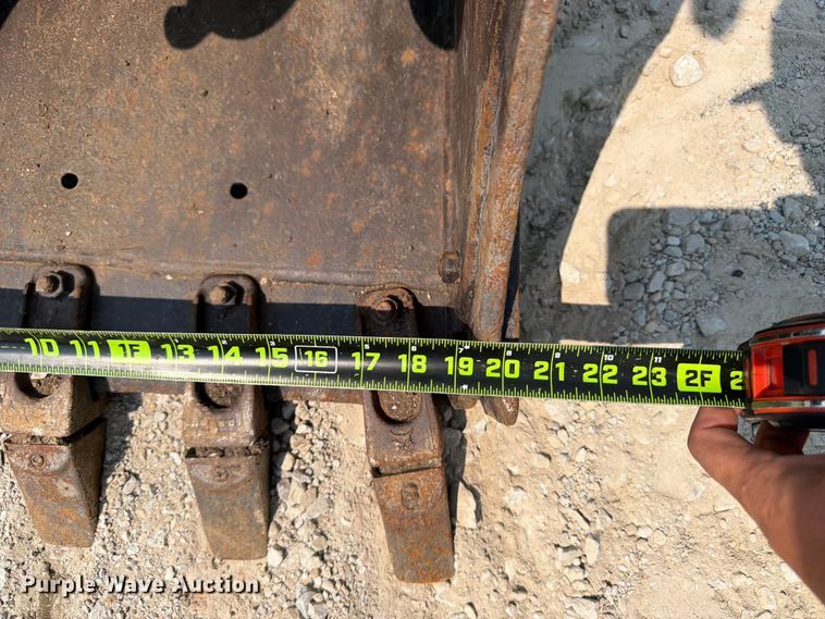 image for item OE9670 2002 Bobcat 328D mini excavator
