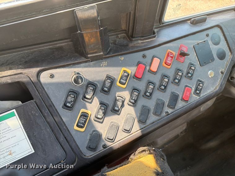 image for item OE9694 2014 Freightliner school bus