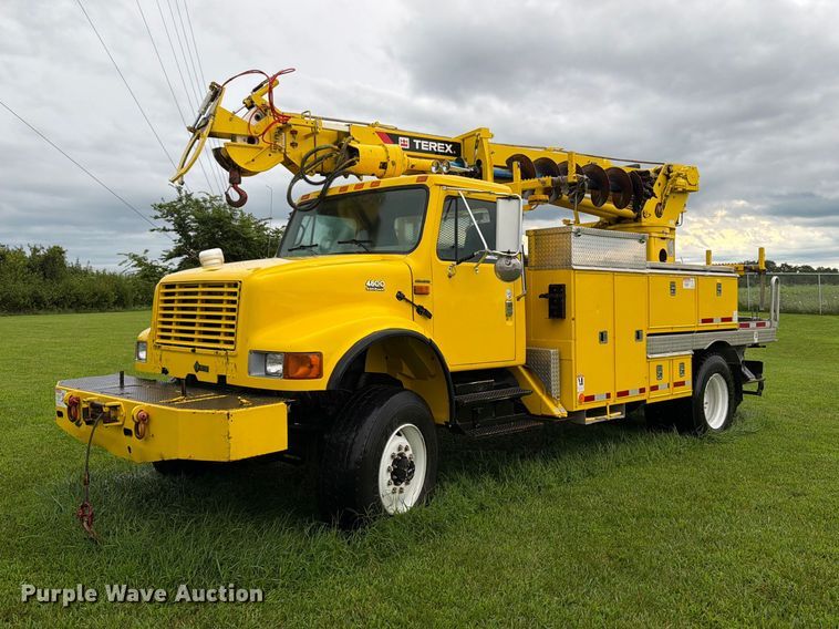 2002 International 4800 digger derrick truck