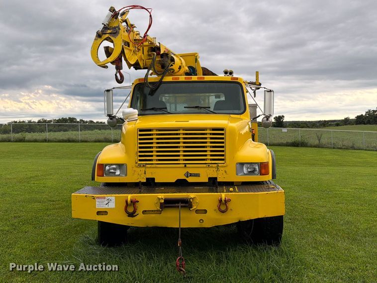 image for item OE9695 2002 International 4800 digger derrick truck