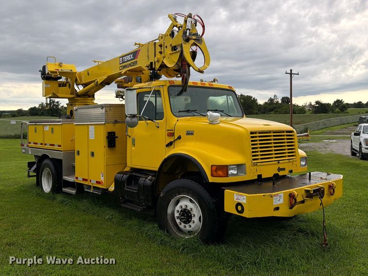 image for item OE9695 2002 International 4800 digger derrick truck