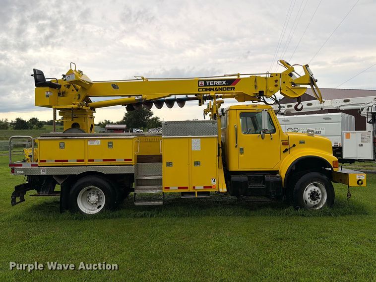 image for item OE9695 2002 International 4800 digger derrick truck