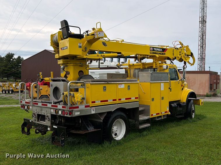 image for item OE9695 2002 International 4800 digger derrick truck