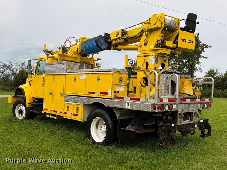 image for item OE9695 2002 International 4800 digger derrick truck