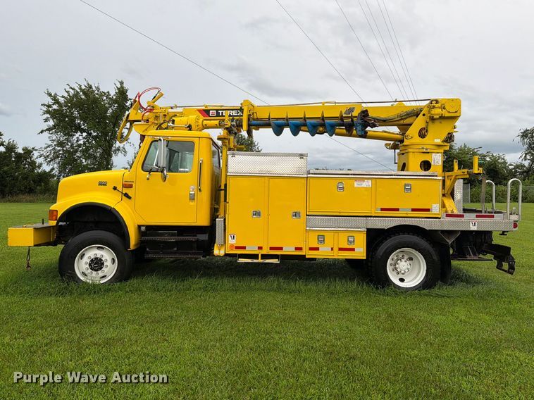image for item OE9695 2002 International 4800 digger derrick truck
