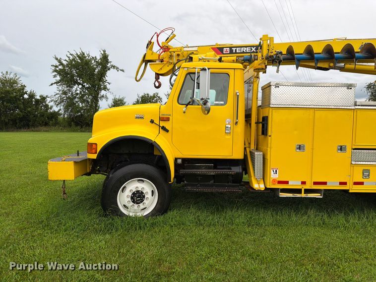 image for item OE9695 2002 International 4800 digger derrick truck
