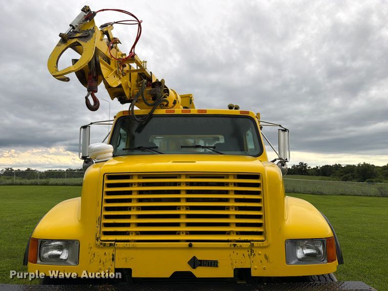 image for item OE9695 2002 International 4800 digger derrick truck