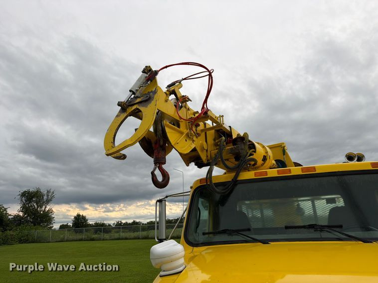 image for item OE9695 2002 International 4800 digger derrick truck
