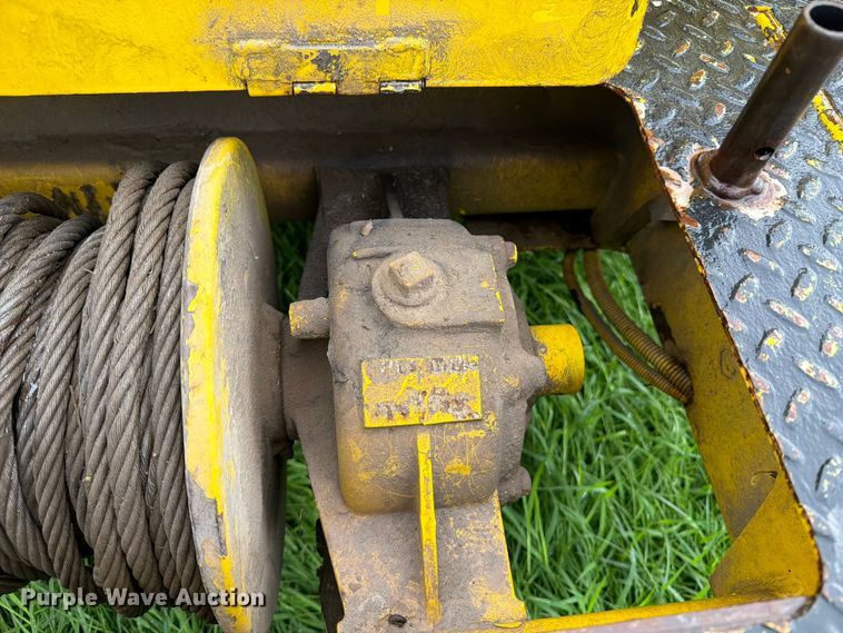 image for item OE9695 2002 International 4800 digger derrick truck