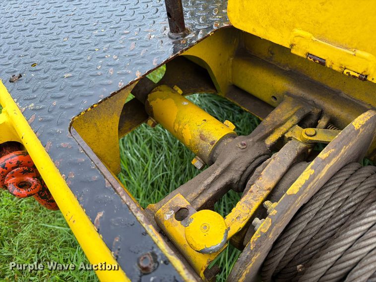 image for item OE9695 2002 International 4800 digger derrick truck
