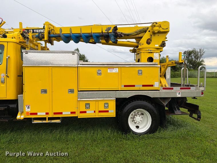 image for item OE9695 2002 International 4800 digger derrick truck