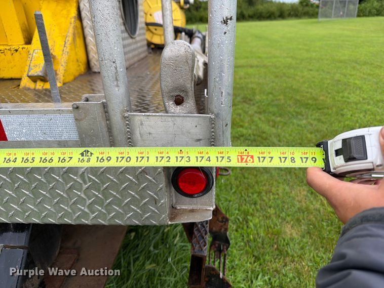 image for item OE9695 2002 International 4800 digger derrick truck