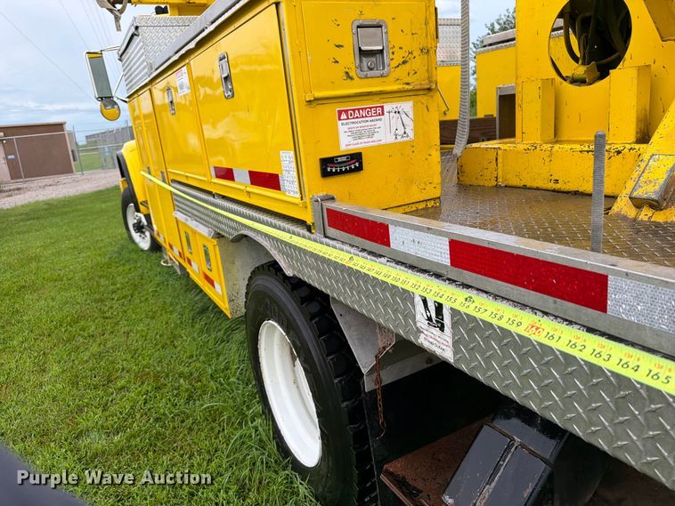 image for item OE9695 2002 International 4800 digger derrick truck