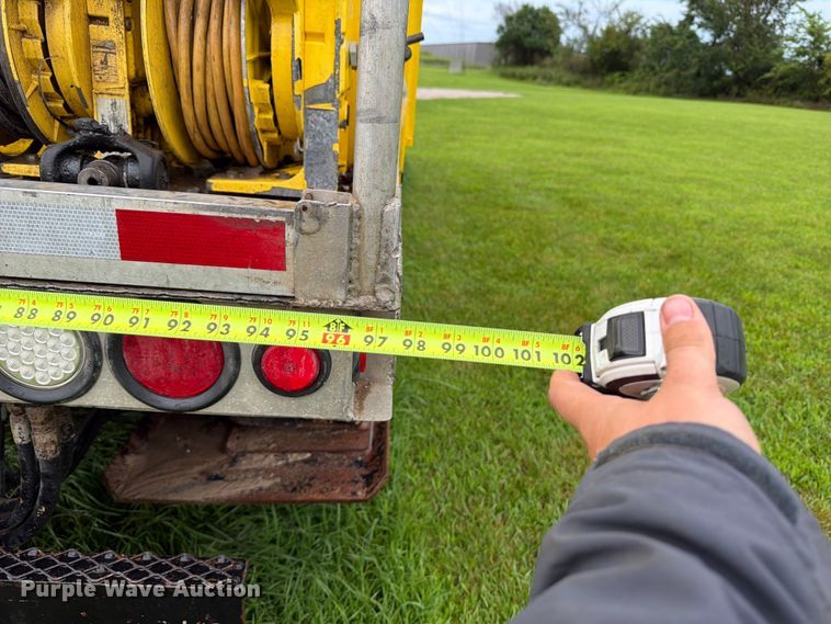 image for item OE9695 2002 International 4800 digger derrick truck