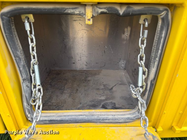 image for item OE9695 2002 International 4800 digger derrick truck