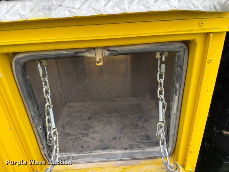 image for item OE9695 2002 International 4800 digger derrick truck