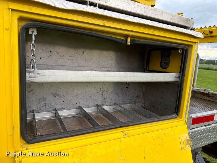 image for item OE9695 2002 International 4800 digger derrick truck