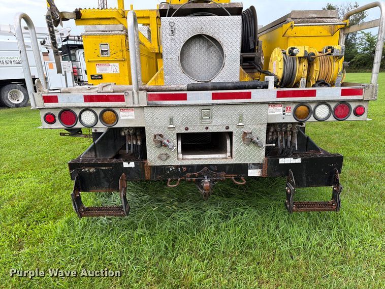 image for item OE9695 2002 International 4800 digger derrick truck