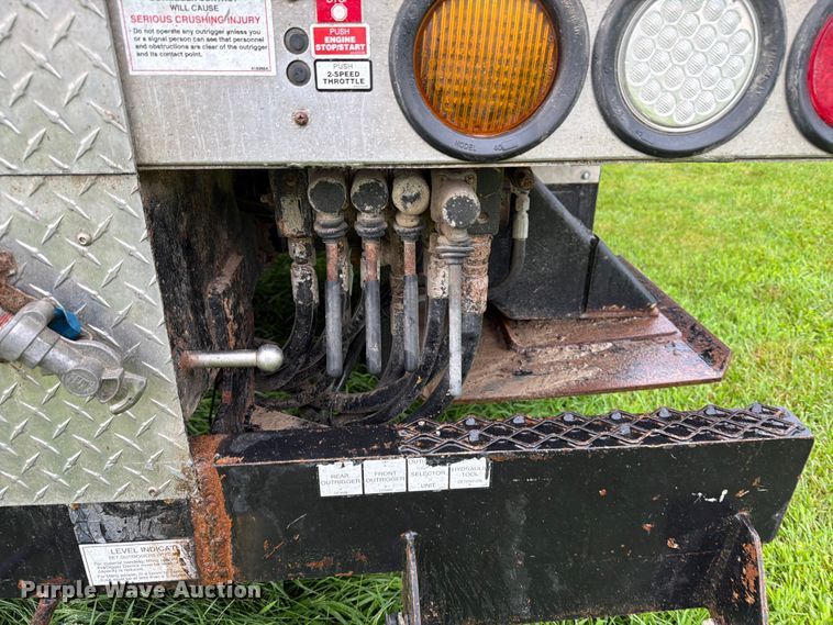image for item OE9695 2002 International 4800 digger derrick truck