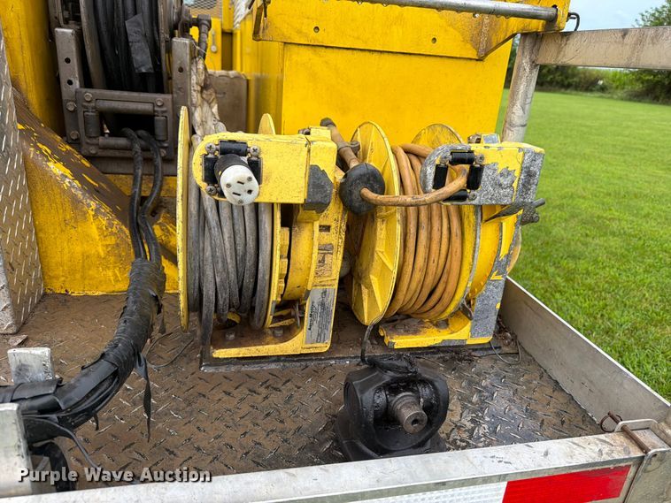 image for item OE9695 2002 International 4800 digger derrick truck