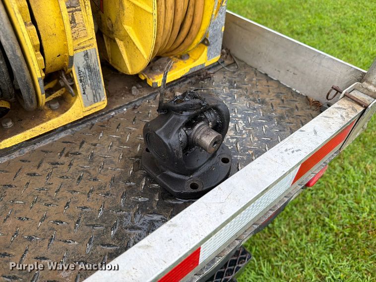 image for item OE9695 2002 International 4800 digger derrick truck