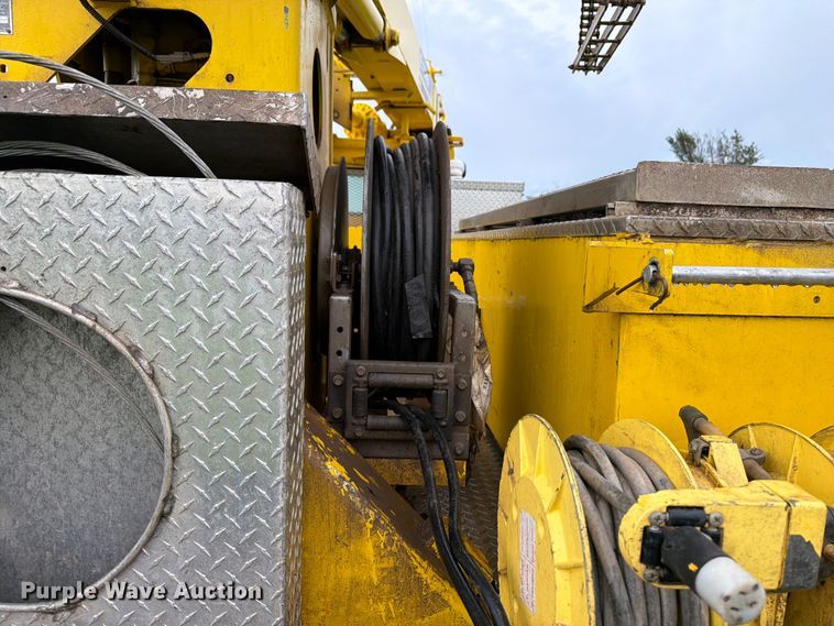 image for item OE9695 2002 International 4800 digger derrick truck