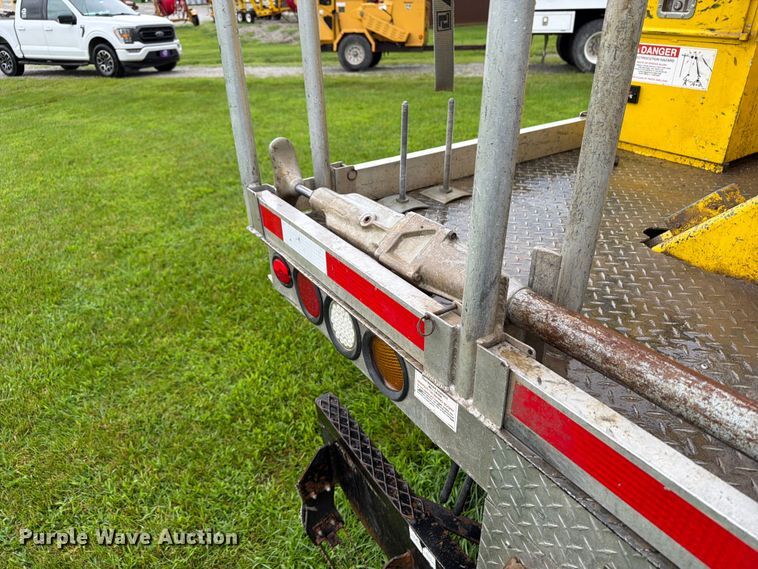 image for item OE9695 2002 International 4800 digger derrick truck