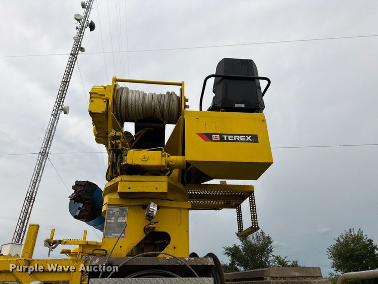 image for item OE9695 2002 International 4800 digger derrick truck