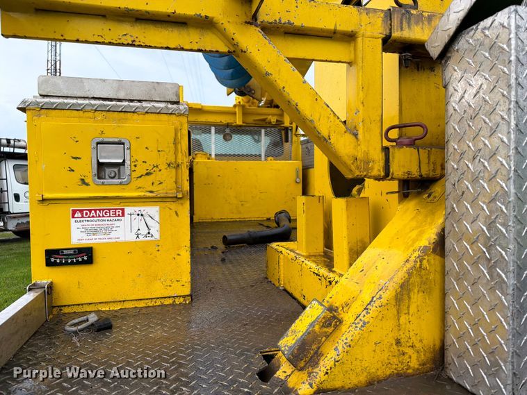 image for item OE9695 2002 International 4800 digger derrick truck